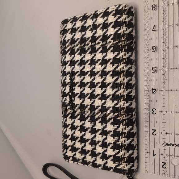 Betsey Johnson Black, White, Gold Houndstooth Zip Around Wristlet Clutch Wallet - Picture 10 of 12